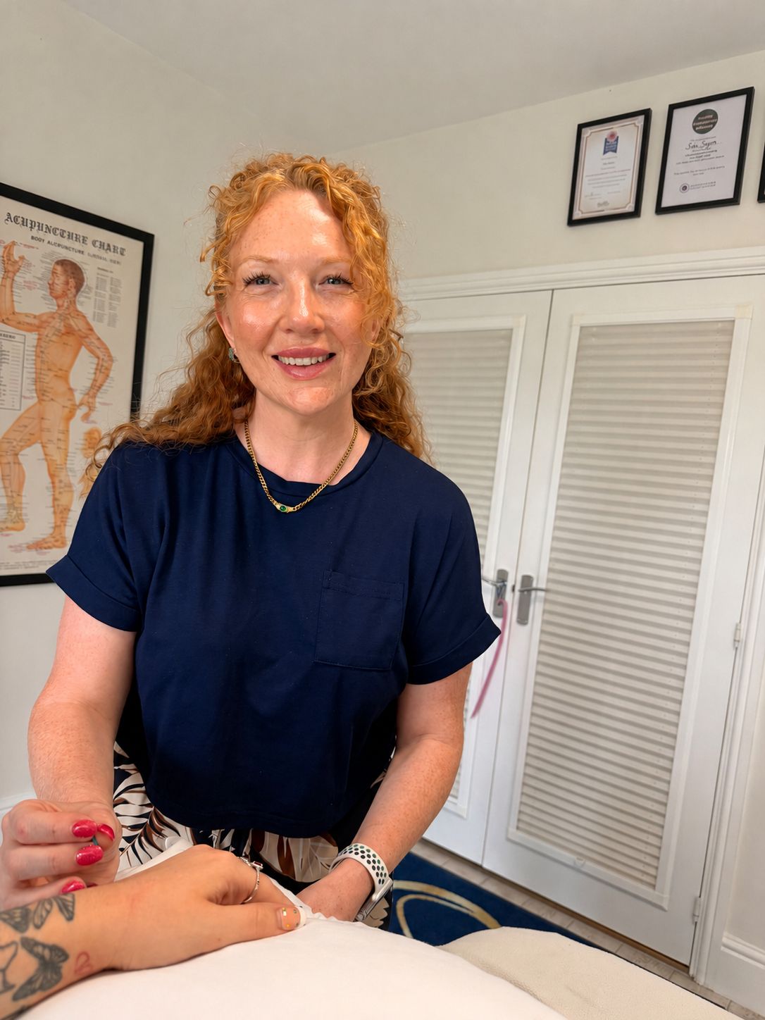 Siân Sayers treating a patient at Stratford Acupuncture